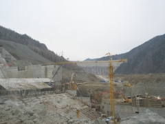 Май 2010 г. Строительство берегового водосброса С-Ш ГЭС, вид с правого берега Енисея. На заднем плане - плотина С-Ш ГЭС.