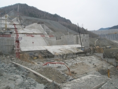 Май 2010 г. Строительство берегового водосброса С-Ш ГЭС, вид с правого берега Енисея.