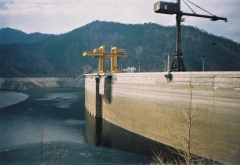 Май 2003 года. Саяно-Шушенская ГЭС, вид с плотины ГЭС на водохранилище.