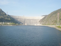 Май 2008 года. Саяно-Шушенская ГЭС, вид с нижней смотровой площадки.