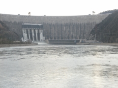 Май 2010 года. Саяно-Шушенская ГЭС, водосброс и машинный зал.