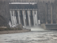 Май 2010 года. Саяно-Шушенская ГЭС. Пропуск воды через водосброс.